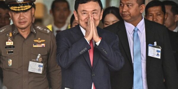 BREAKING: លោក ថាក់ស៊ីន ហោះទៅសិង្ហបុរីពិនិត្យសុខភាព ហើយសន្យាត្រឡប់មកវិញក្នុងរយៈពេល២ថ្ងៃ